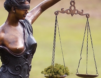 Justitia mit Cannabisblüten
